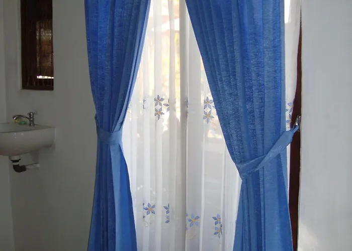 Taman Ayu Mitra Reddoorz Habitación en casa particular